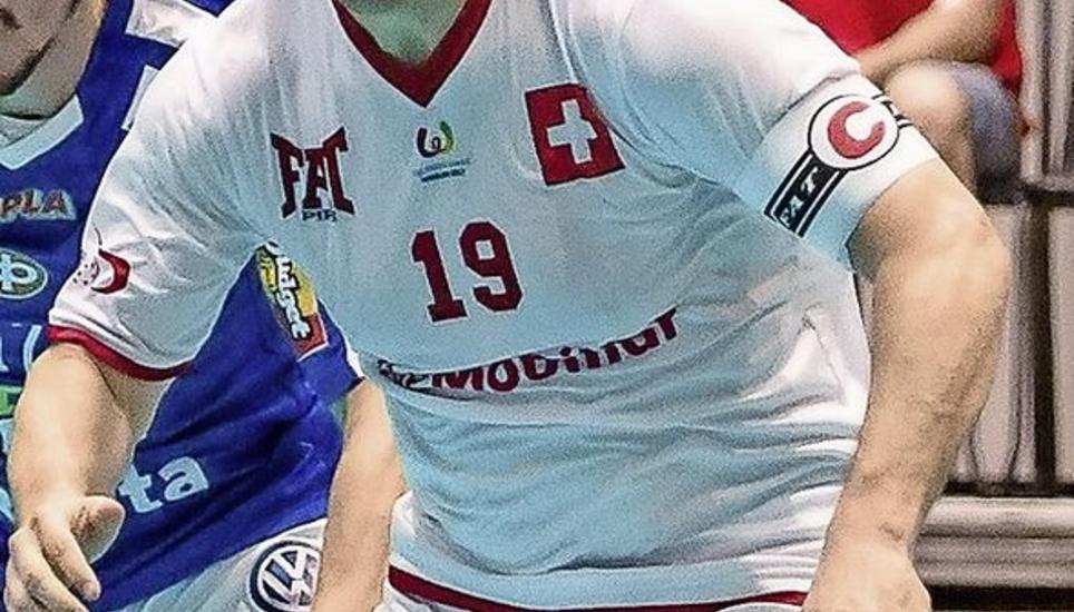Matthias Hofbauer (weisses Trikot) ist weiter mit Ehrgeiz am Ball. Bild: Key