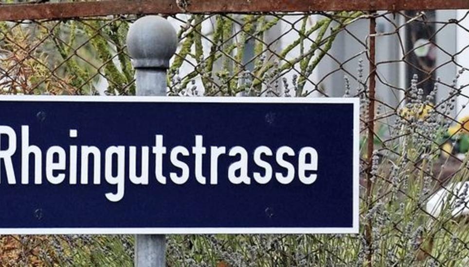 So ein Strassenschild gibt es neben Feuerthalen auch noch in Diessenhofen.