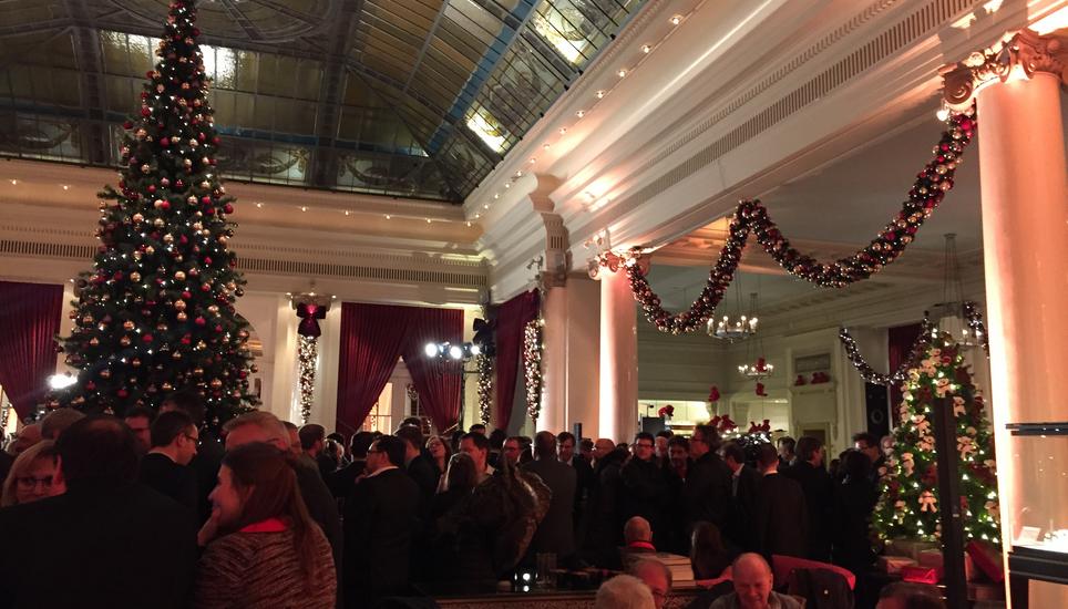 Letzter Austausch vor der heutigen Wahl: gestern Nacht trafen sich die Politiker im Hotel Bellevue. Bild: cla