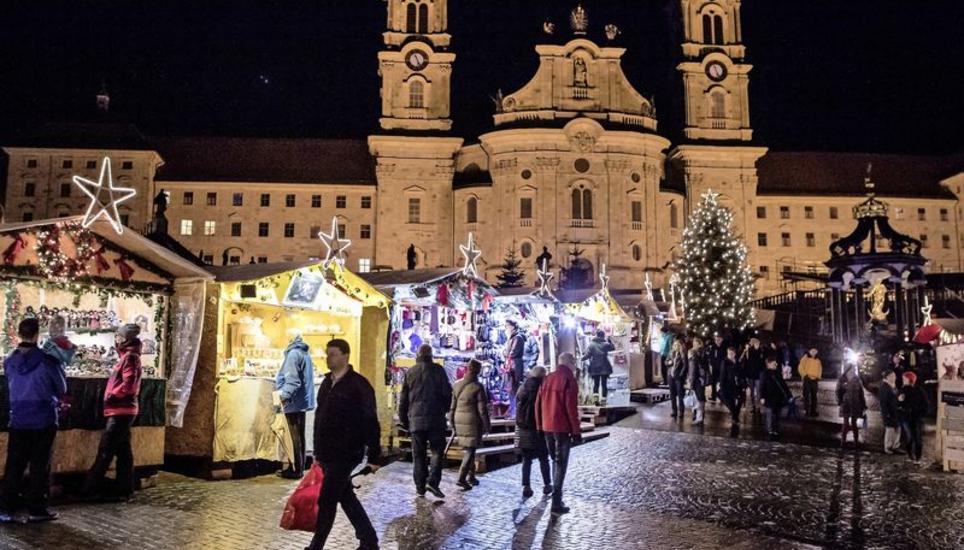 Auch in Einsiedeln beim Kloster gibt es einen Weihnachtsmarkt. Dieser dauert noch bis Sonntag. Bild: Key