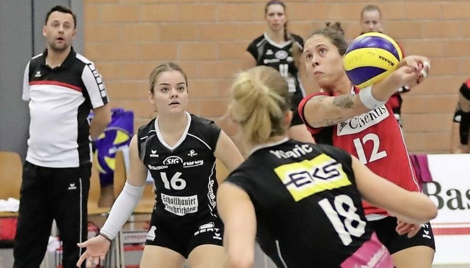 Kanti-Trainer Nicki Neubauer (links hinten) beobachtet seine Spielerinnen. Bild: W. Scha