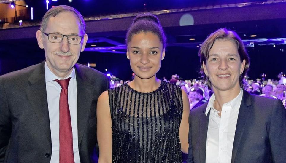 Der Zürcher Regierungsrat Mario Fehr mit Sarah Akanji (M.), Spielerin des FC Winterthur und Schwester von Manuel, sowie Tatjana Haenni (Frauenfussball-Beauftragte).