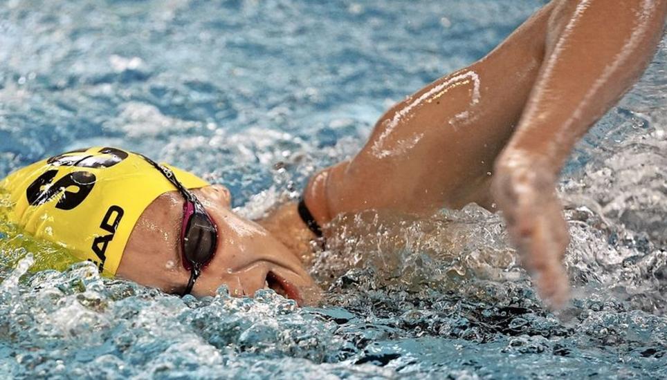 SCS-Topschwimmerin Julia Mattoscio (linkes Bild). Die Medaillengewinner des Jahrgangs 2006 sind (von links) Anne Beck, Ella Nodari, Amelie Reisacher. Bild: Bern Reisacher