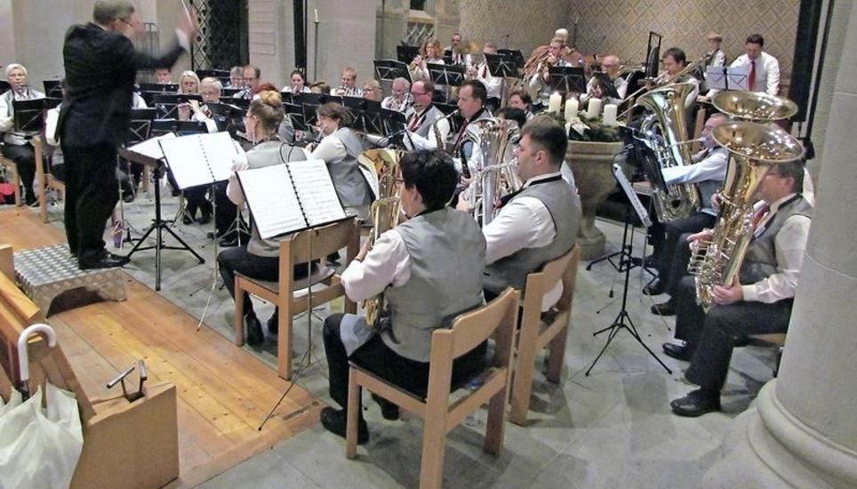 Die Steiner Stadtmusik in der voll besetzten Stadtkirche. Bild: Ernst Hunkeler