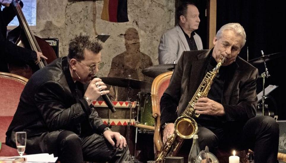 Sebastian Krumbiegel von der Band Die Prinzen und Saxofonist Pepe Lienhard im Trottentheater. Im Hintergrund: Schlagzeuger Bernie Ruch. Bild: Julia Leppin
