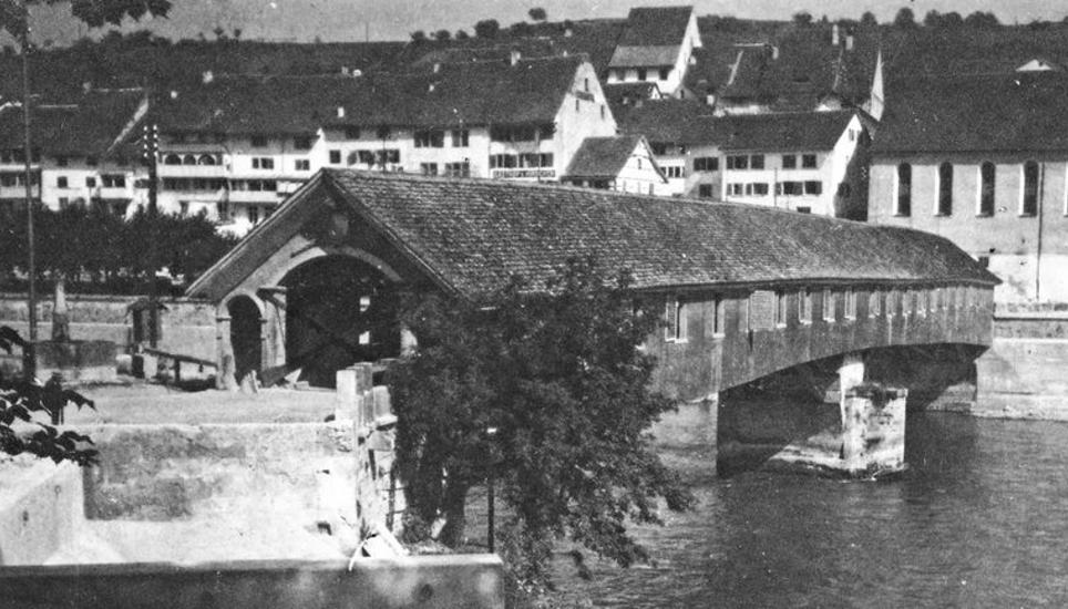 Die damals gut hundertjährige alte Holzbrücke in Eglisau konnte nicht nach Flurlingen verlegt werden. Aber ihre Elemente wurden nicht zu Brennholz: Viele Teile sind in Scheunen ums Klostergeviert in Rheinau verbaut worden.