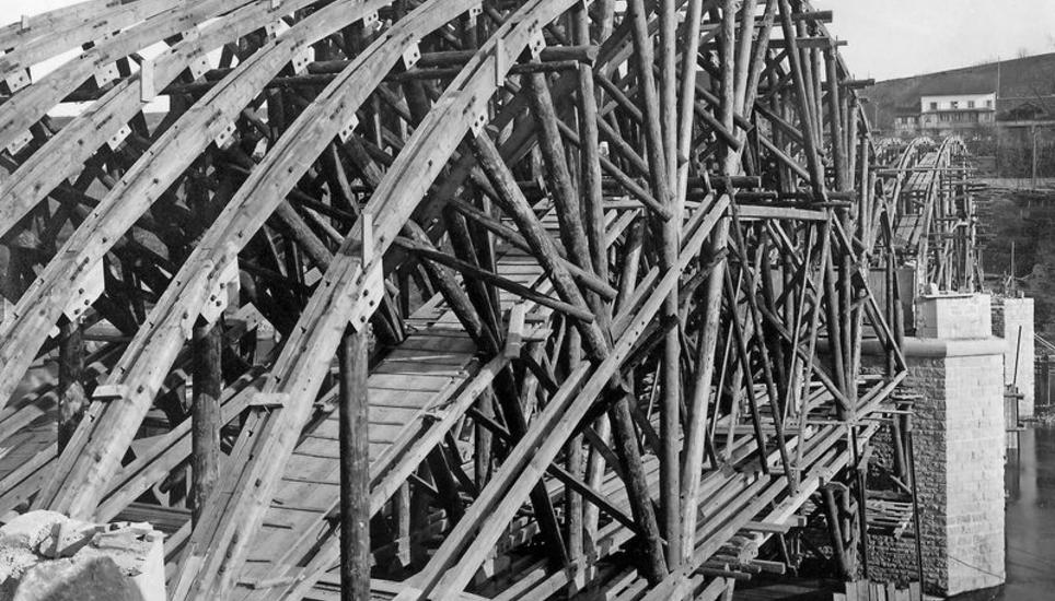 Das Baugerüst der «neuen» Eglisauer Strassenbrücke. Bilder: ETH-Bibliothek Zürich/Hans-Carl Koch
