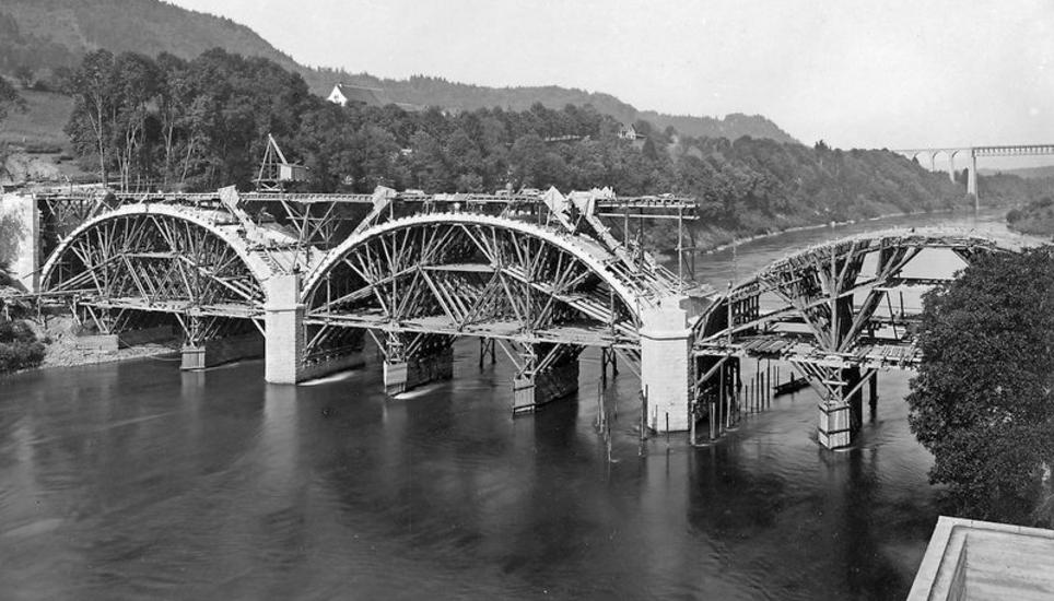 Aufnahme aus dem ETH-Archiv zum Bau der von 1917 bis 1919 entstandenen, höher gelegene Eglisauer Strassenbrücke.