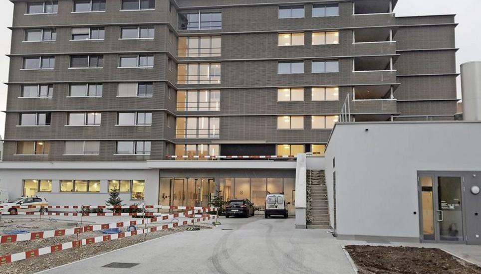 Noch gewöhnungsbedürftig: Der neue Zugang zum Seniorenzentrum im Reiat befindet sich «hinten», das heisst in Richtung Blumenstrasse. Bild: Andreas Schiendorfer