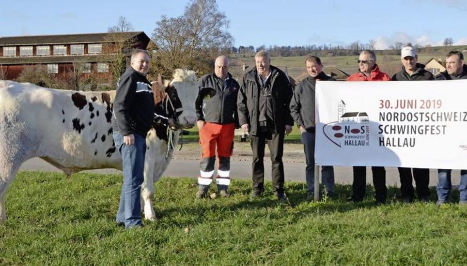 Siegerpreis Muni Pius, Martin Gugolz, Spender Pius Zehnder, René Regli, Ernst Schläpfer, Noldi Isliker, Roland Ochsner sowie Peter Surbeck vom OK auf der Nässiwiese in Hallau, wo im Juni der Wettkampfplatz stehen wird. Bild: Isabelle Hallauer Sommer