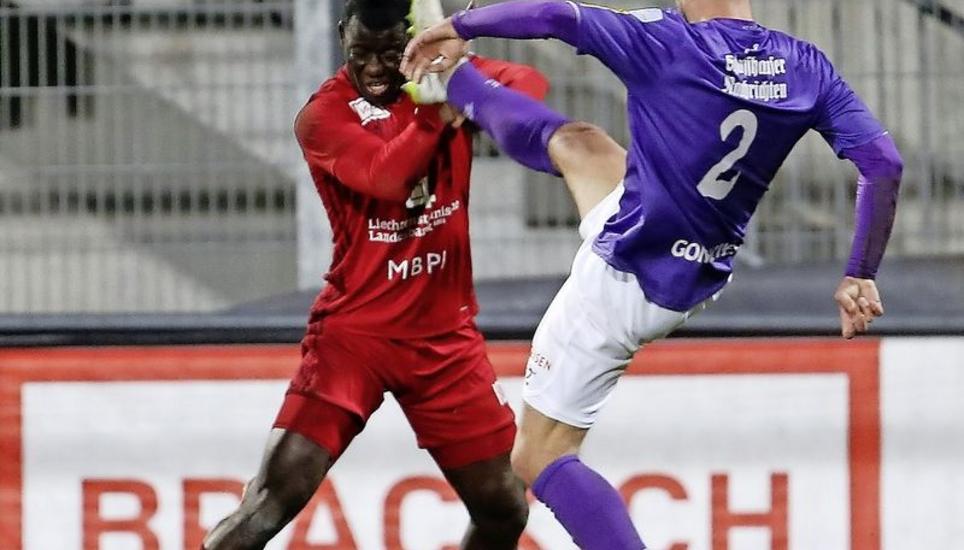 Kämpfen für den Punkt: FCS-Abwehrspieler André Gonçalves (rechts) klärt gegen Vaduz-Spieler Mohamed Coulibaly. Bild: Liechtensteiner Vaterland