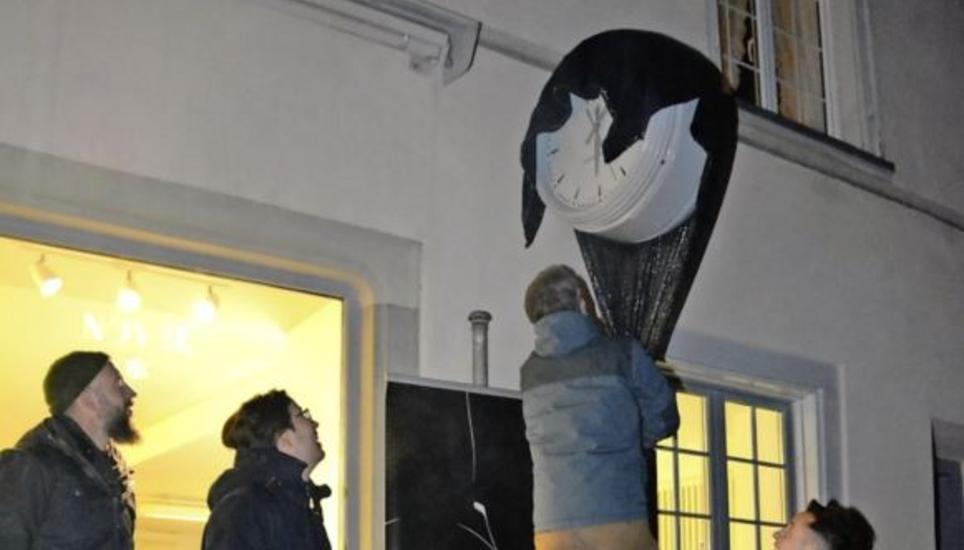 Die Betreiber des neuen Uhrmacherateliers Kai Limmer, Jonas Köppel, Stefan Hofmann und Christopher Iff (v. l. n. r.) enthüllen die zwanzig Kilogramm schwere Uhr. Bild: Mark Schiesser