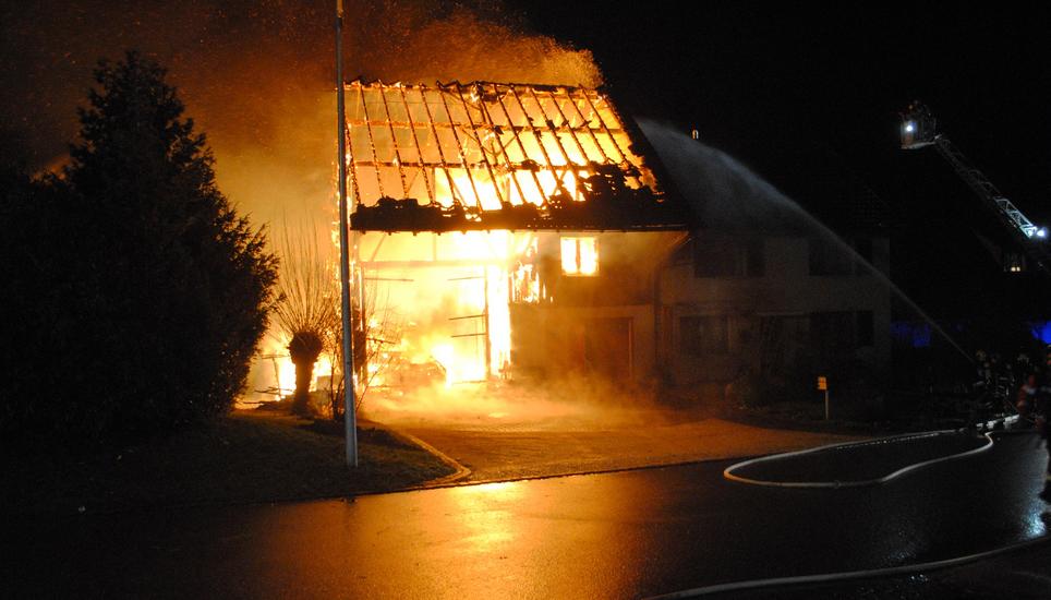 Die Flammen loderten am Samstagmorgen mit aller Kraft aus der Scheune. Bild: shpol