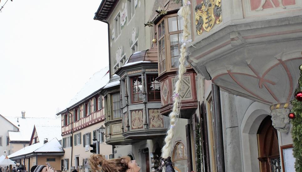 Wie im Märchen: Rapunzel lässt sich einen Korb an den Zopf binden. Bild: Judith Meyer