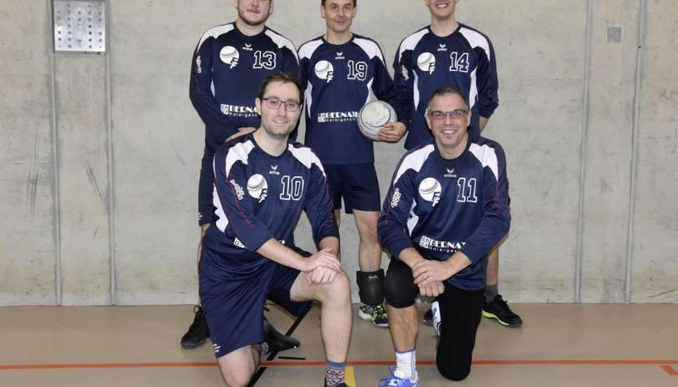 Strahlende Gewinner in der Thaynger Sporthalle Stockwiesen: Das erfolgreiche Team von Faustball Flurlingen. Bilder: Pascal Oesch