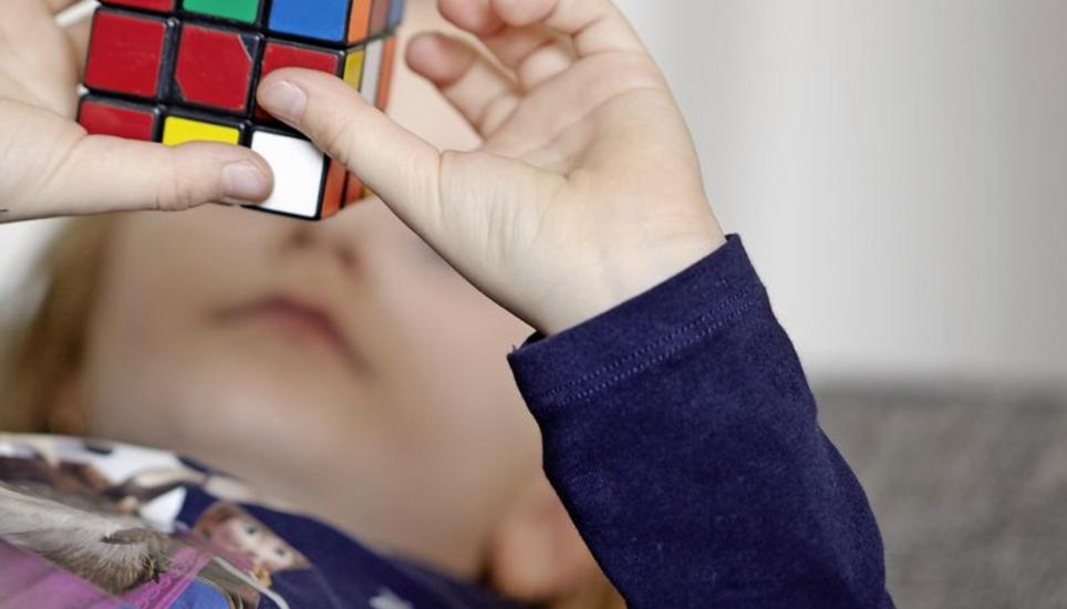 Ein Mädchen versucht einen Zauberwürfel zu lösen: Pädagogen wünschen sich für besonders begabte Kinder mehr schulische Angebote. Bild: Key