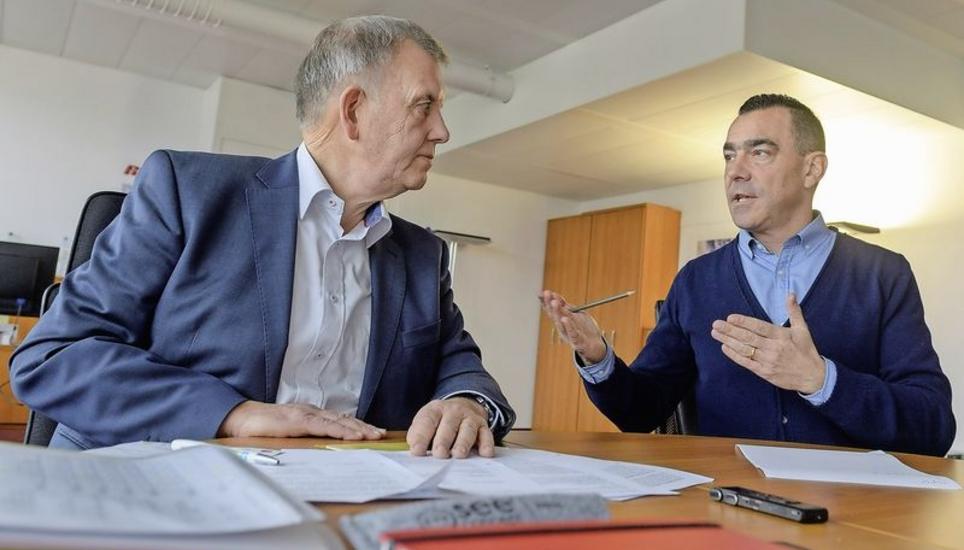 «Abgesehen vom Bereich der Altstadt sollen alle Wohnquartiere gleich behandelt werden», sagt GLP-Grossstadtrat René Schmidt (l.) im Gespräch mit FDP-Grossstadtrat Stephan Schlatter, der die Quartierparkierungsverordnung ablehnt. Bilder: Michael Kessler