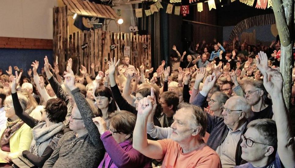 Einstimmig wurde das Budget 2019 mit Steuerfuss der Politischen und der Schulgemeinde genehmigt. Bild: Stefan Salzmann