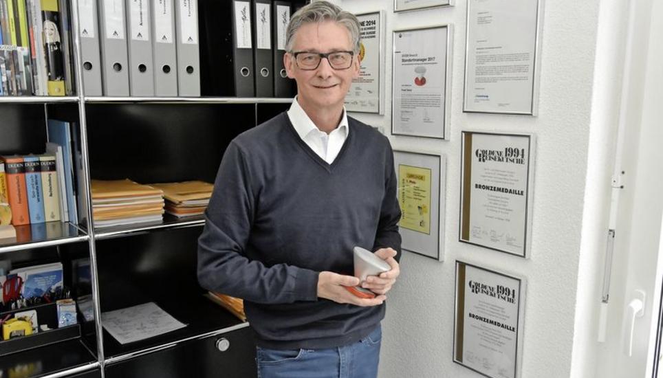 Fredi Gmür hat in seiner Laufbahn viele Preise gewonnen. Einer davon ist der Preis «Standortmanager des Jahres», der ihm 2017 verliehen wurde. Bild: Andreas Grossmann