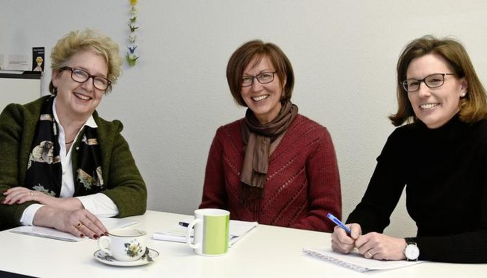 Vereinspräsidentin Manuela Reutimann, Leiterin Spitex Susanne Lewicki und Leiterin Administration Mirjam Hug im Gespräch mit den «Schaffhauser Nachrichten». Bild: Andreas Grossmann