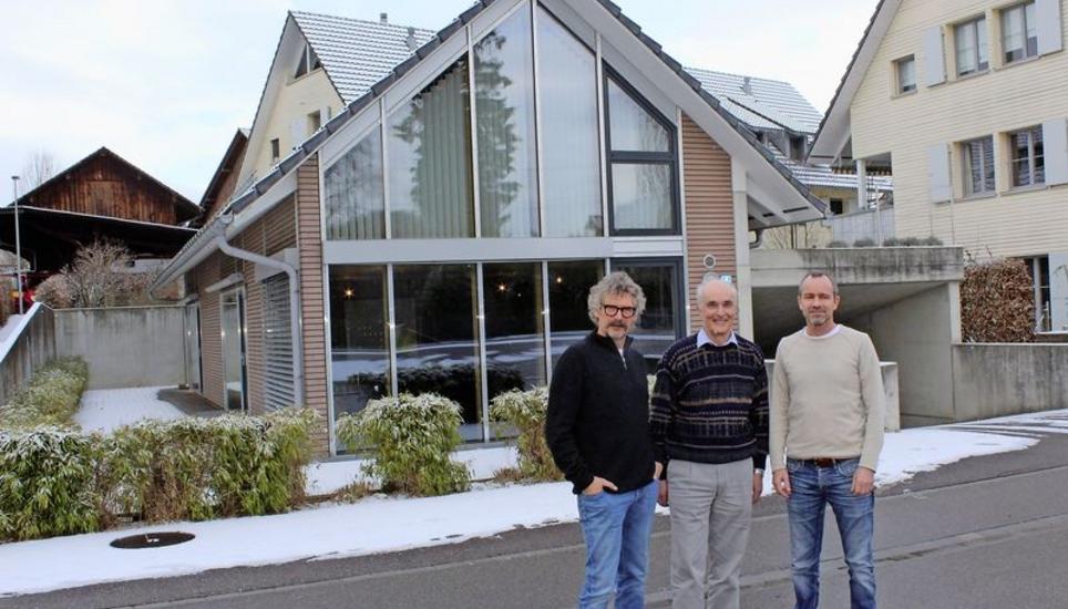 Jean-Jacques Fasnacht, Hansruedi Etter und Andreas Hablützel vor der Land-Permanence AG. Bild: Stefan Salzmann