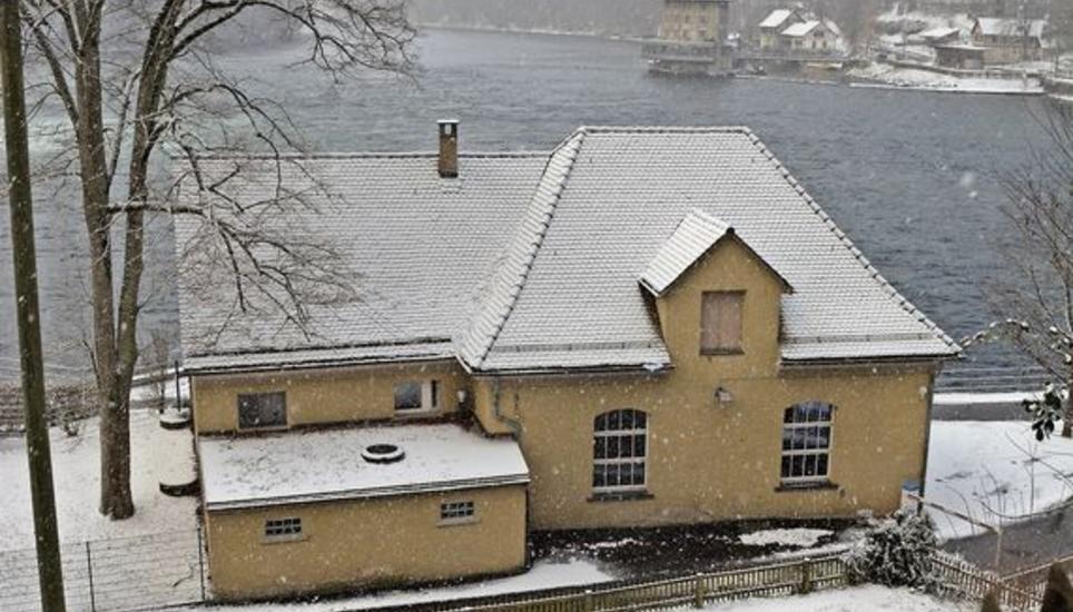 Nach der Erweiterung des Grundwasserpumpwerks wird das alte Pumpenhaus im Bild zu einem wesentlichen Teil leer stehen. Bild: Saskia Baumgärtner