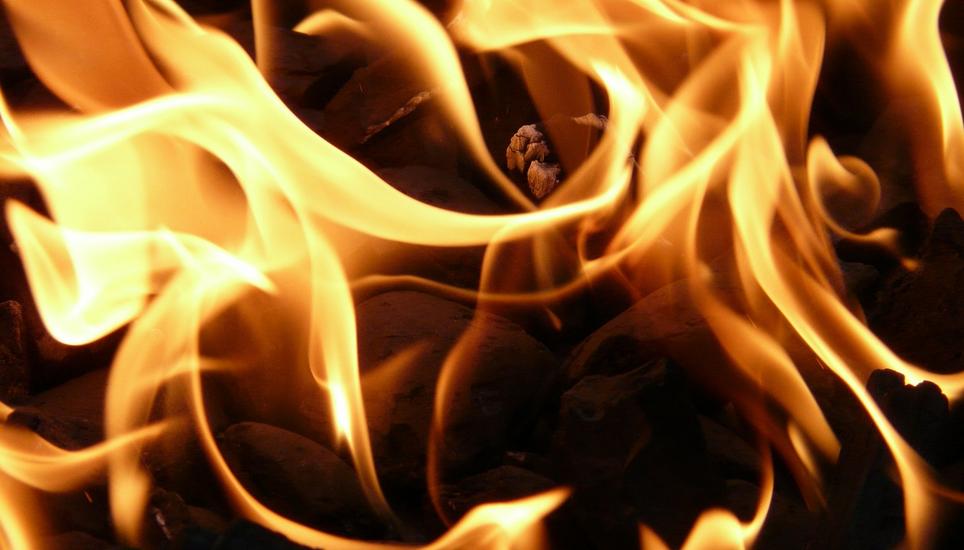 Gestern Nacht hatte eine junge Frau in Singen zweimal Feuer gelegt. Symbolbild: Pixabay