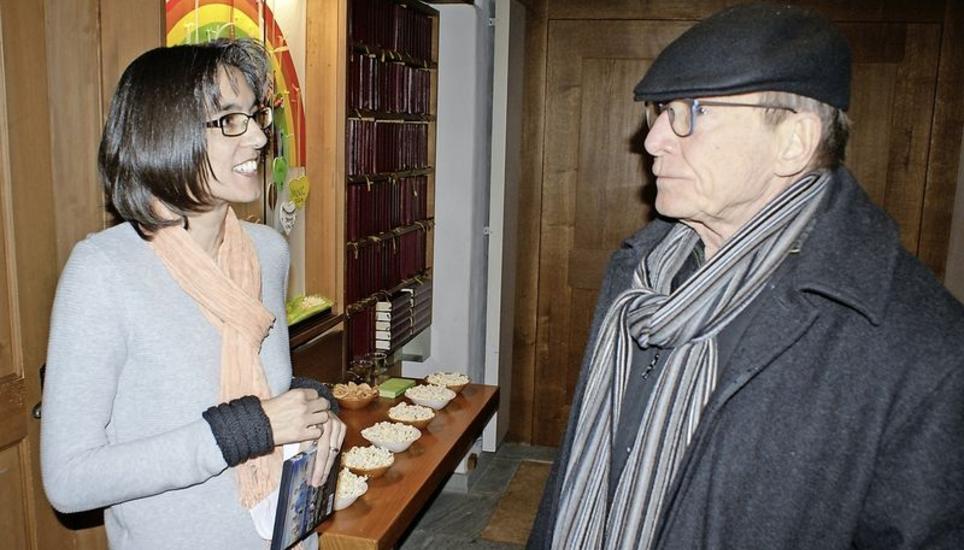 Filmabend-Organisatorin Eveline Lüthi begrüsste alle Besucher persönlich. Bild: Susanne Feld