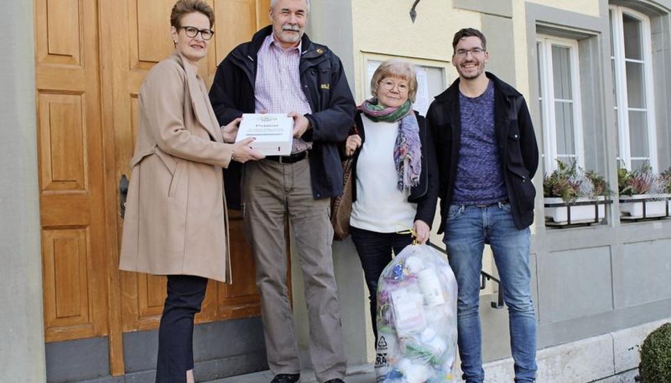 Beatrice Salce, Präsidentin des Zweckverbands Kewy, erhält von den Grünen Thomas Feer, Martine Baumgartner und Bruno Arnold die Petition mit 502 Unterschriften überreicht. Bild: Stefan Salzmann