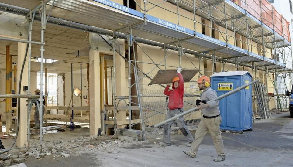 Erst vor wenigen Wochen ist der Umbau des Wohnheims Schönhalde gestartet. Das Haus wird bis auf den Rohbau zurückgebaut. Bild: Selwyn Hoffmann