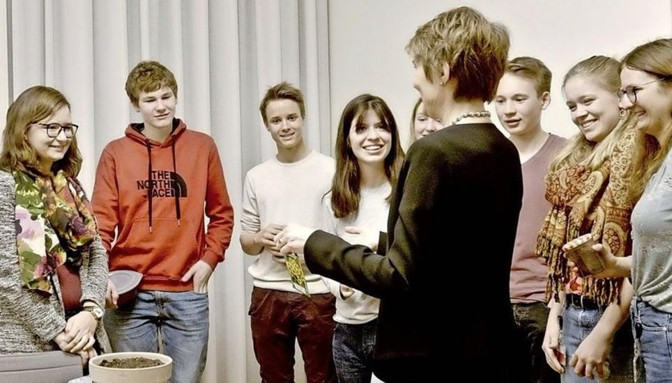 Der Schaffhauser Gianluca Looser (3. v. l.) und weitere Klimastreikende übergeben Simonetta Sommaruga ein Geschenk. Bild: Klimastreik.ch