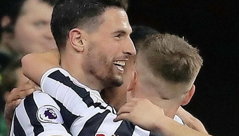 Fabian Schär (links) wird von seinen Teamkollegen von Newcastle United nach seinem Supertor zum 1:0 gegen Burnley im St. James’ Park mächtig gefeiert. Bild: Key