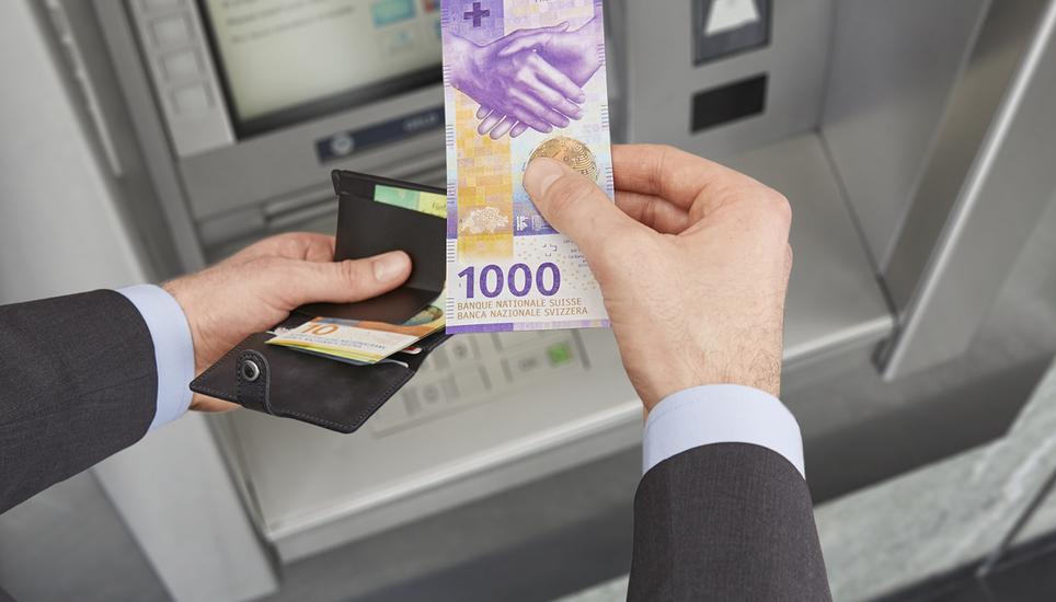 Beim neuen Bankomat kann man Ein- und Auszahlungen tätigen.