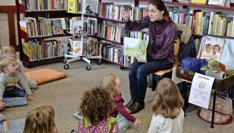 Daniela Randegger liest in der Gemeindebibliothek aus dem Buch «Froggy Bakes a Cake». Bild: Saskia Baumgartner