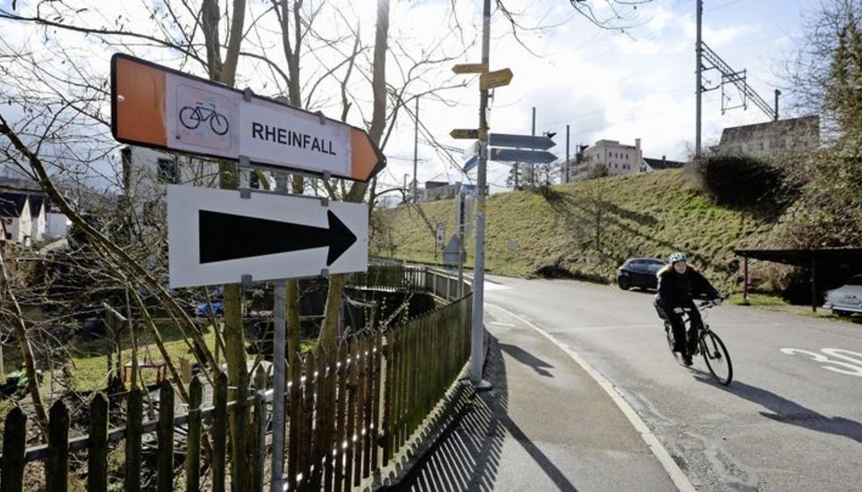 Wer mit dem Velo zum Rheinfallbecken fahren will, kann dies nicht am Rhein entlang tun. Ab Höhe Flurlingersteg herrscht Fahrverbot für Velos. Bild: Selwyn Hoffmann