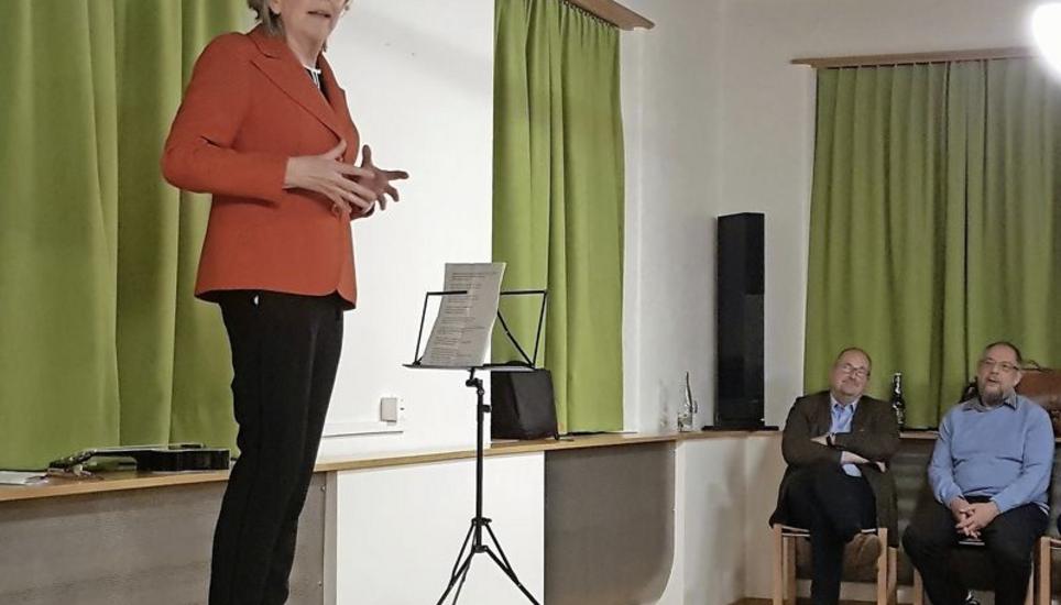 Die Kabarettistin Marianne Schätzle imitierte gekonnt Angela Merkel. Bild: Andreas Schiendorfer