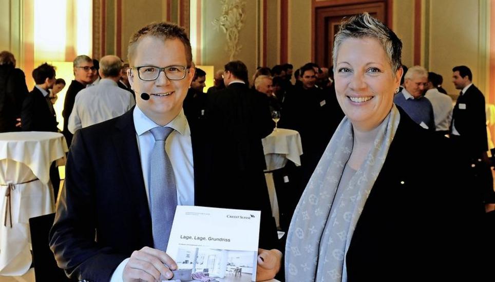 CS-Marktleiterin Schaffhausen Nina Tosi lud gestern zur Informationsveranstaltung «Immobilienmarkt-Perspektiven» ein. Immobilienexperte Thomas Rieder sagt: «Die Vermietung von Wohnungen ist kein Selbstläufer mehr.» Bild: Eric Bührer