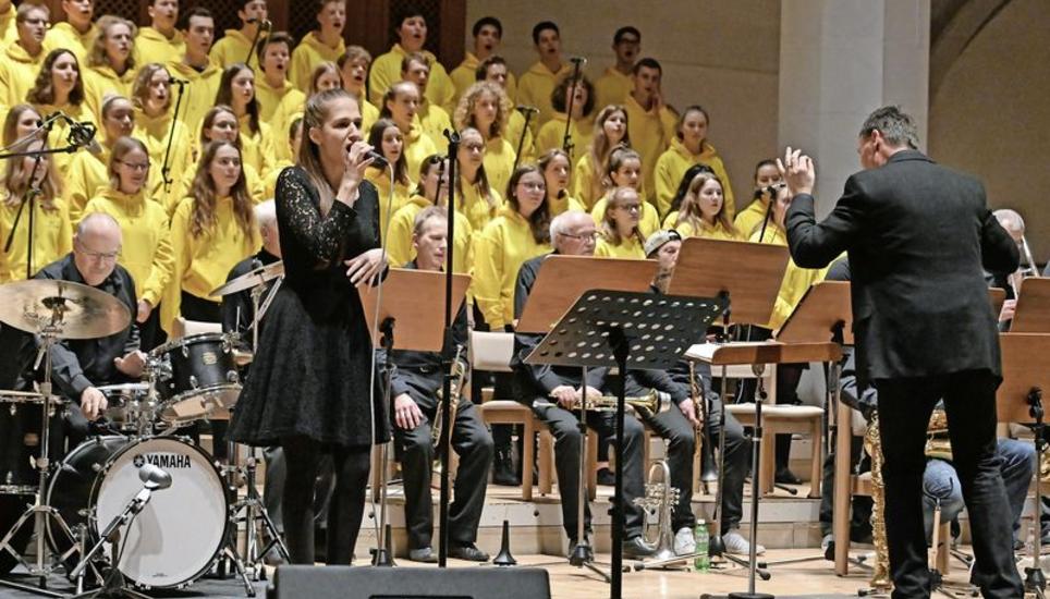 Von fein bis soulig: Sängerin Cindy Manser zeigte sich erstaunlich wandelbar. Im Hintergrund die Schaffhauser Big Band tonuM und der Kammerchor der Kantonsschule Schaffhausen in den neuen leuchtend gelben Chorpullis. Bild: Selwyn Hoffmann