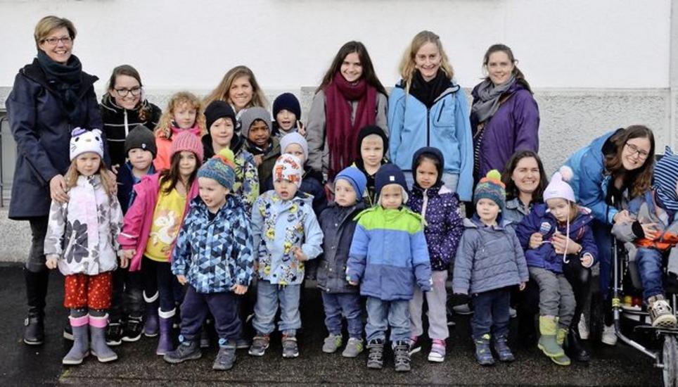 Die Truppe war unter der Leitung von Heidy Stutz (ganz links) im Smilestones in Neuhausen zu Besuch. Bild: Andreas Grossmann