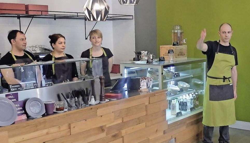Homayoon Ahmadi, Weeda Mehri, Livia Möckli und Mirko Sauter (v. l.) freuen sich auf die morgige Eröffnung von «EssKultur to go». Bild: Eric Bührer