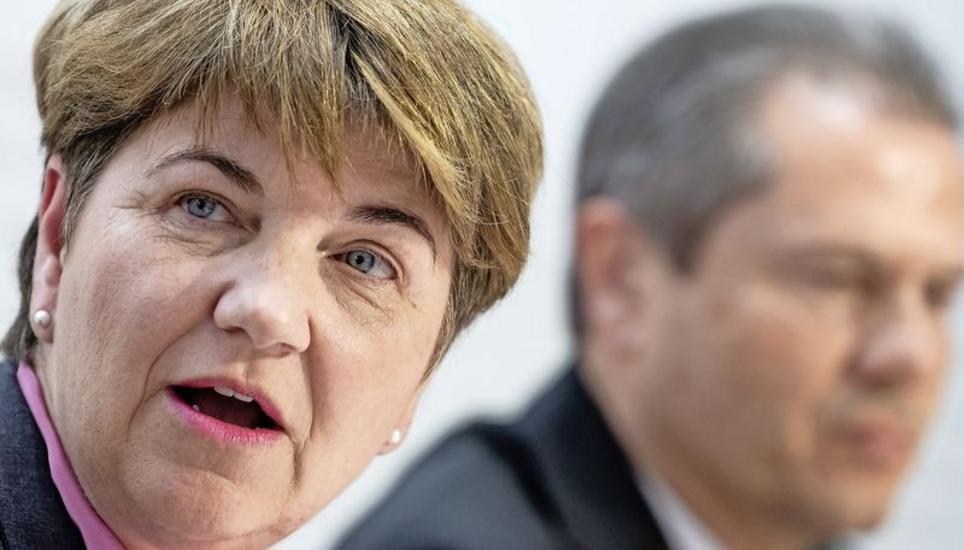 Bundesrätin Viola Amherd mit Remo Lütolf, Verwaltungsratspräsident der Ruag, an der gestrigen Medienorientierung. Bild: Key