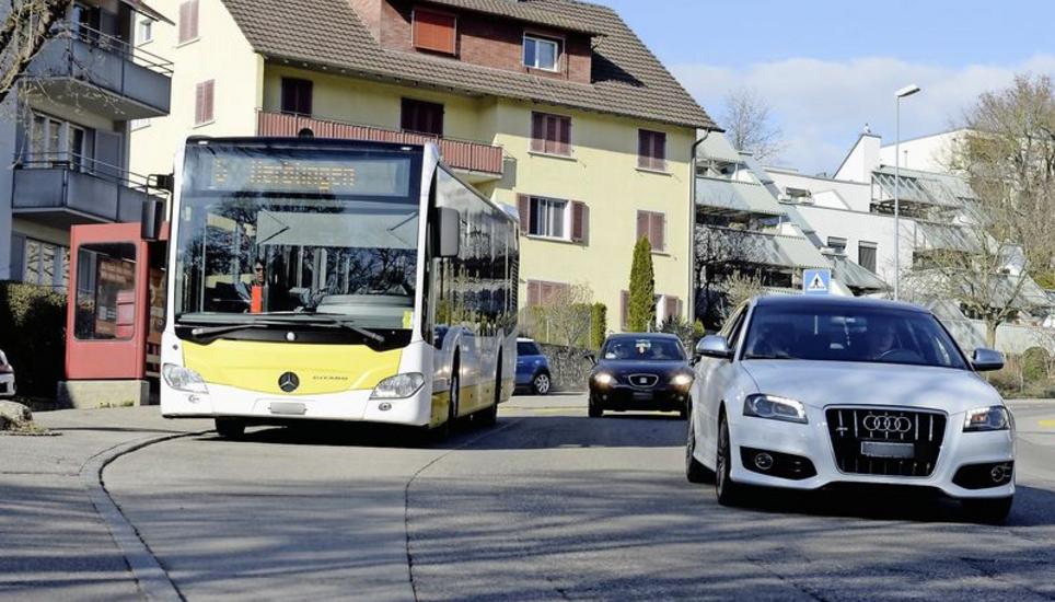 Heute hält der Bus bei der Haltestelle «Post» in Buchthalen in einer Bucht. Nach der Sanierung wird er auf der Strasse halten. Das Überholen der haltenden Busse, wie oben auf dem Bild, wird dann nicht mehr möglich sein. Bild: Selwyn Hoffmann