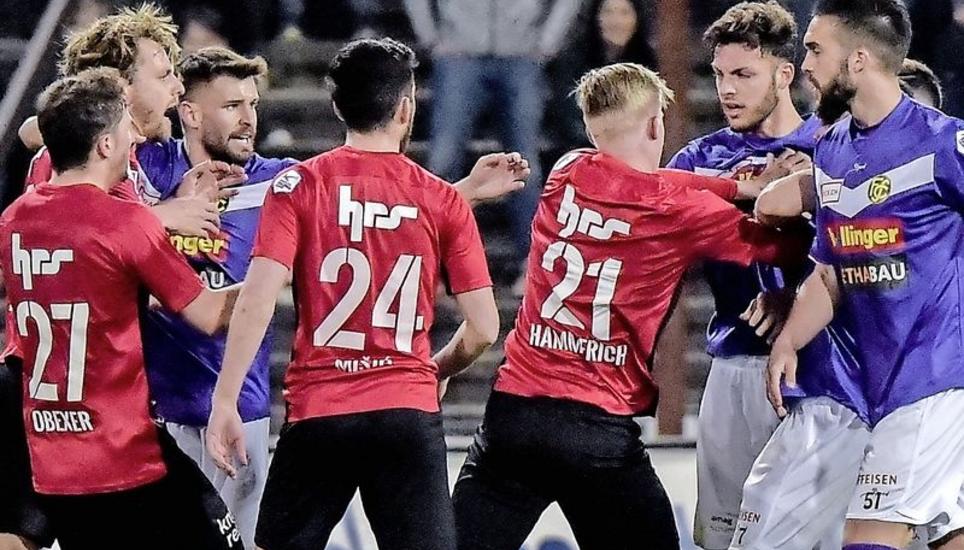 Rudelbildung in der Nachspielzeit: In der Nachspielzeit ging es auf dem Brügglifeld hoch zu und her. Bild: Roger Albrecht
