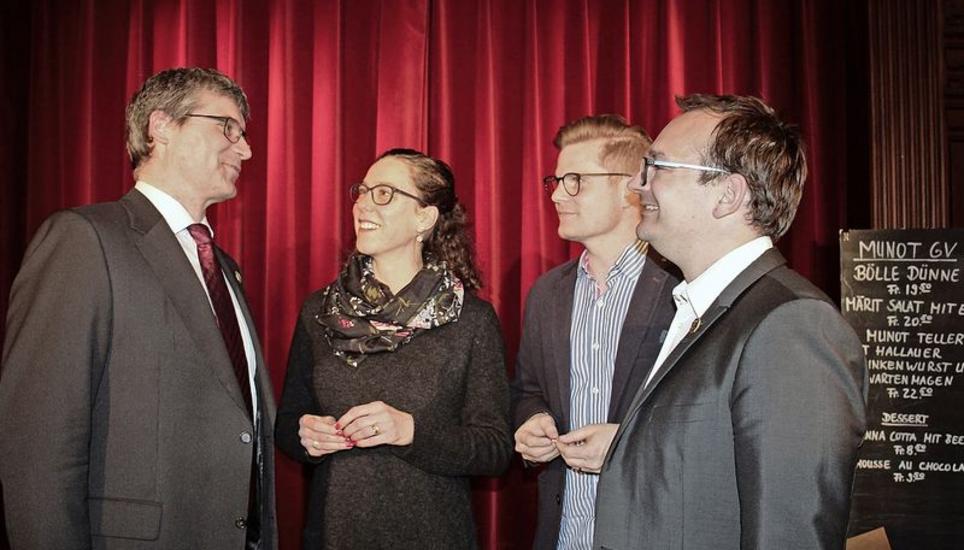 Munotvater Peter Uehlinger (l.) übergibt den drei neuen Vorstandsmitgliedern Monika Schlatter, Stefan Hafner und Lorenz Koch ihre Vorstandsabzeichen. Bild: Marielle Heeb