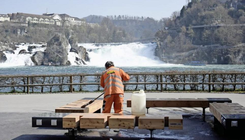 Diese Bänke stellte der Kanton zum Saisonstart auf. Bild: Melina Ehrat