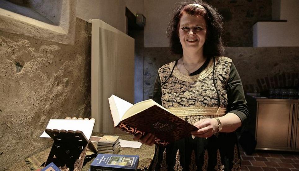 Claudia Ott begeisterte das Publikum im Kultur-Café mit Erzählungen über Tausendundeine Nacht. Bild: Wolfgang Schreiber