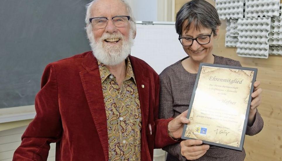 Dieter Hafner erhält von Präsidentin Jeanette Grüninger die Urkunde für die Ehrenmitgliedschaft im Verein Partnerschaft Schaffhausen Joinville. Bild: Markus Müller