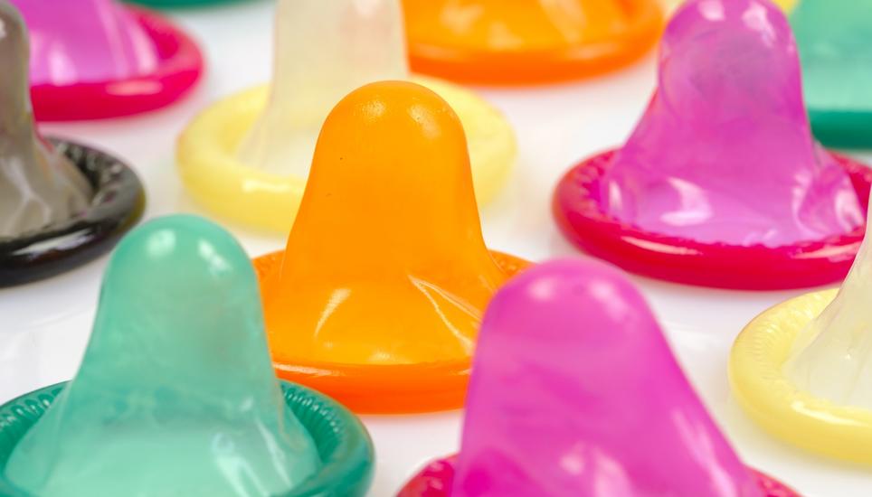 SP-Nationalrat Mathias Reynard will, dass unter 25-Jährige die Kosten für Kondome, Pille und andere Verhütungsmittel zurückerstattet bekommen. Symbolbild: Pixabay