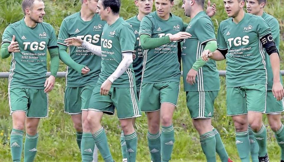 Jubel über einen Sieg mit Prestige: Die Spieler des FC Diessenhofen gewinnen gegen Schaffhausen 2 3:0. Bild: Roger Albrecht