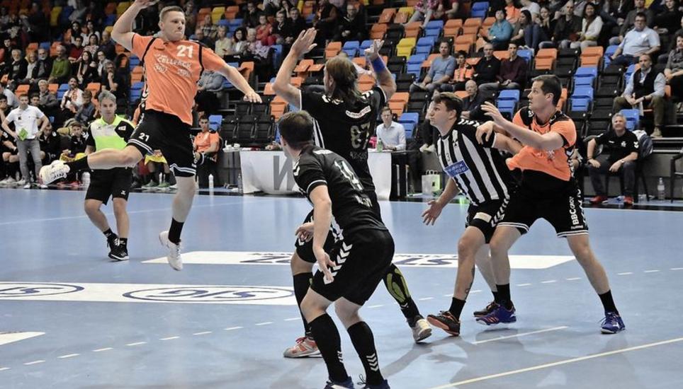 Die Kadetten (Jonas Schelker, 21) taten sich enorm schwer im ersten Play-off-Viertelfinalspiel gegen den RTV Basel (mit Nummer 87 Matchwinner Dennis Krause). Bild: PHA